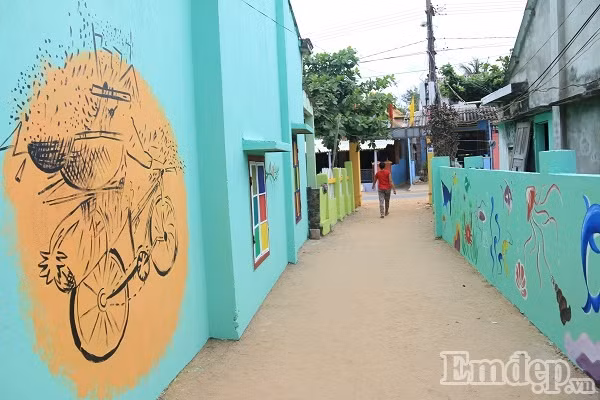 Những ngôi nhà cũ kỹ bỗng trở nên ấn tượng khi được khoác lên mình những bức tranh bích họa vô cùng độc đáo, lạ lẫm.