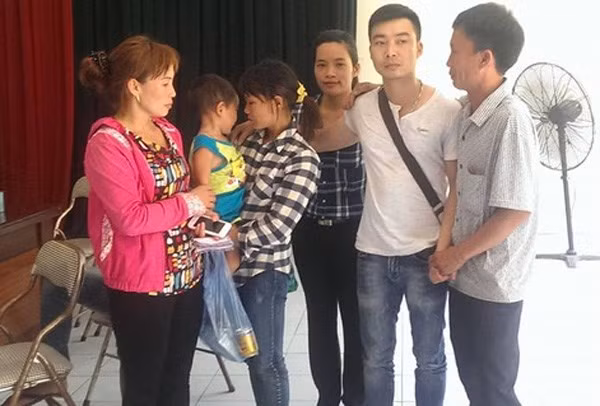 Gia đình cháu đã đến Trung tâm bảo trợ xã hội TP Hà Nội để xin được đón cháu về trong sáng nay 13/6 (Ảnh: Otofun)