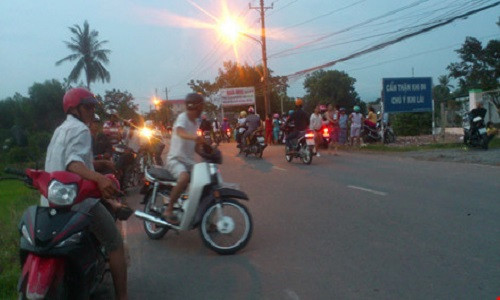 Người dân hiếu kỳ đến trước khu vực phòng trọ xem vụ án mạng.