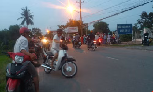 Người dân hiếu kỳ đến trước khu vực phòng trọ xem vụ án mạng.