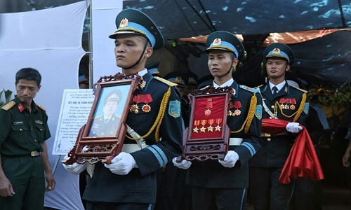 Trong điếu văn tại lễ tang phi công Trần Quang Khải, đại diện Quân chủng phòng không không quân cho rằng, sự ra đi của anh là tổn thất vô cùng to lớn với quân đội Việt Nam. Ảnh: T.Quang.