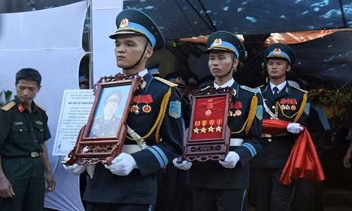 Trong điếu văn tại lễ tang phi công Trần Quang Khải, đại diện Quân chủng phòng không không quân cho rằng, sự ra đi của anh là tổn thất vô cùng to lớn với quân đội Việt Nam. Ảnh: T.Quang.