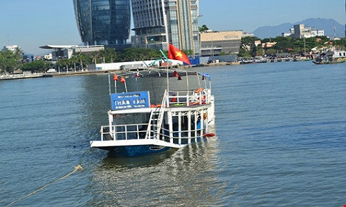 Cơ quan công an đang khám nghiệm chiếc tàu du lịch bị chìm.