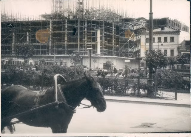 Những cỗ xe ngựa kéo vẫn xuất hiện trên đường phố Nga cuối những năm 1920.