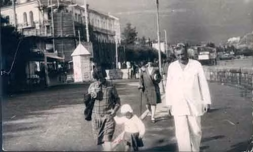 Cảnh thanh bình đời thường trên một đường phố lớn ở Yalta, Nga năm 1928.