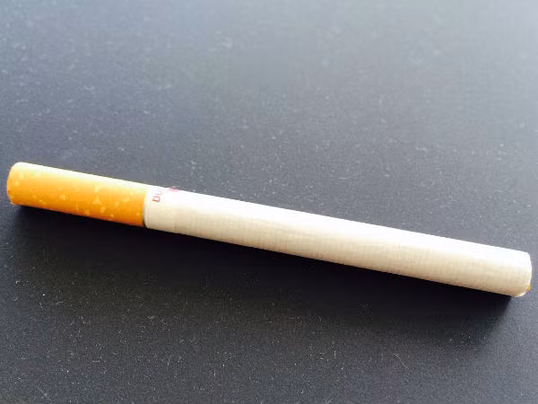 Có nhiều nguyên nhân khác nhau, nhưng đa số là do sự hiểu biết một cách cụ thể về tác hại của khói thuốc lá còn hạn chế, kiến thức chưa đầy đủ. Trong bài viết này sẽ đưa ra những loại hóa chất có hại ẩn chứa trong thuốc lá mà nhiều người hút không hề hay biết. Một trong những hóa chất chết người trong thuốc lá là nhựa đường. Chúng ta vẫn thường được biết nhựa đường được dùng để làm đường giao thông. Nhưng ngoài ra nhựa đường cũng là một thành phần có trong thuốc lá và đây cũng chính là nguyên nhân có thể gây vàng răng và gây tổn hại cho phổi của bạn.