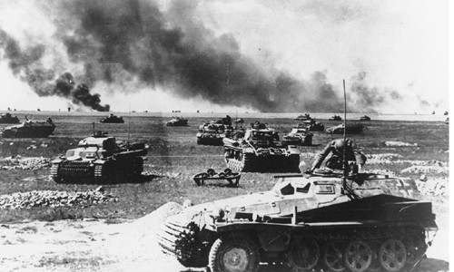 Trong chiến dịch xâm lược Liên Xô đó, phát xít Đức đã chiếm được 500.000 dặm vuông lãnh thổ Liên Xô với hơn 75 triệu người. Liên Xô đã phải chịu những tổn thất lớn bao gồm: 800.000 lính tử trận, 3 triệu người bị thương và hơn 3 triệu bị bắt làm tù binh. Trong ảnh là một đơn vị xe tăng của Đức quốc xã trên chiến trường Liên Xô ngày 21/7/1941.