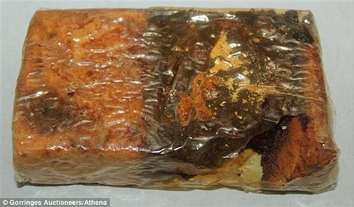 Miếng bánh trong bánh cưới của Nữ hoàng Elizabeth được bọc và đặt trong hộp giấy nguyên vẹn như cách đây 68 năm. Do có nồng độ rượu cao nên miếng bánh này được cho là được bảo quản khá nguyên vẹn và vẫn có thể ăn được.