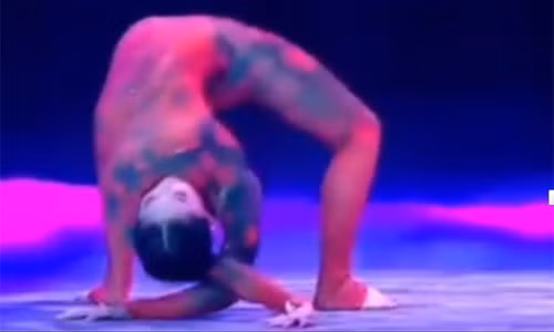 Sung sot co gai Trung Quoc uon deo nhu tran