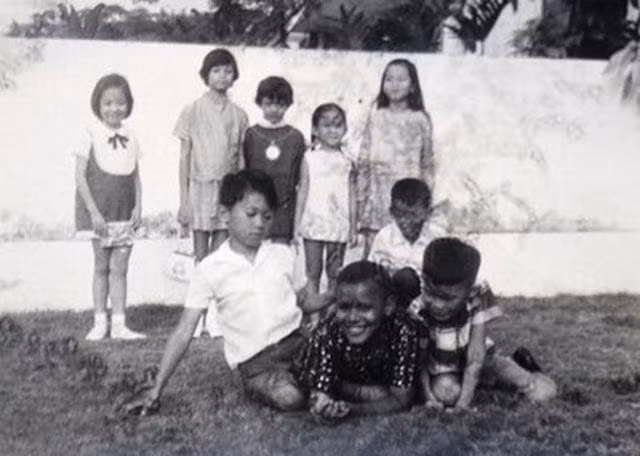 Tổng thống Barack Obama còn được gọi là Barry Soetoro cười rạng rỡ khi tham gia bữa tiệc sinh nhật của một người bạn cùng lớp ở Jakarta, Indonesia năm 1971.