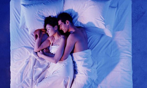 Giai ma “chuyen yeu” qua tu the ngu cua cac cap doi