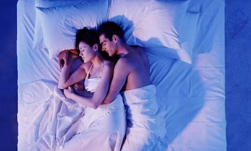 Giai ma “chuyen yeu” qua tu the ngu cua cac cap doi