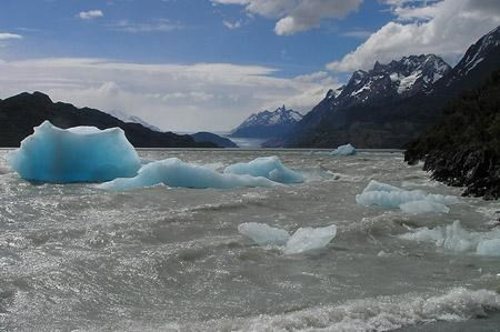 Sâu hơn 500 m, đây là một nơi lý tưởng để chơi môn thể thao kayak và xuồng cùng nhiều hoạt động giải trí khác quanh vùng. 