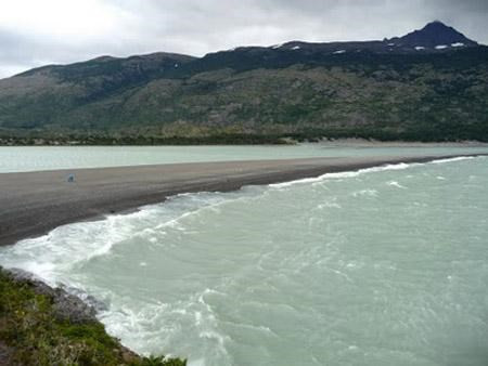 4. Hồ xám (Chile) – Sắc xám trầm buồn. Hồ xám nằm trong Vườn quốc gia Torres del Paine, miền Nam Chile được sinh ra từ dải băng lớn Nam Patagonia và cũng là nơi có rất nhiều tảng băng trôi khổng lồ từ sông băng Grey.