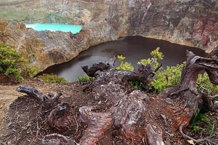 2. Hồ Kelimutu (Indonesia) – Sắc màu tương phản giữa xanh ngọc và đen. Kelimutu thực chất là tên một ngọn núi lửa đã tắt nằm gần thị trấn Moni trên đảo Flore của Indonesia với ba hồ nước nằm trên đỉnh, mỗi hồ lại mang một màu sắc khác nhau. Hồ Tiwu Ata Mbupu ( Hồ của bậc cao niên ) có màu xanh da trời và nằm xa ở phía cực Tây của khu vực hồ.
