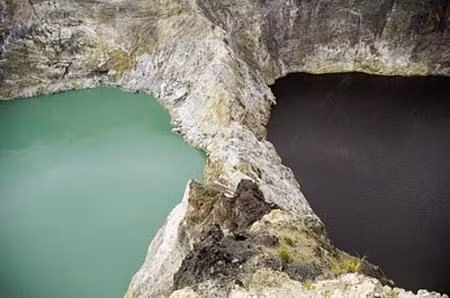 Hai hồ còn lại, Tiwu Muri Koo Fai ( Hồ thiếu niên ) và Tiwu Ata Polo ( Hồ thần tiên ) thì nằm cạnh nhau nhưng được ngăn thành hai hồ riêng biệt với màu xanh ngọc và màu đen tương phản. Màu sắc của hồ có sự thay đổi tuân theo một chu kỳ nhất định mà nguyên nhân được cho là do các lỗ phun khí nằm ở đáy hồ. 