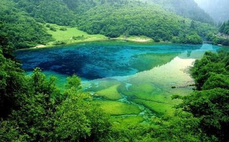 7. Hồ Ngũ Hoa (Trung Quốc) - Rực rỡ sắc màu với màu xanh da trời, xanh đen pha với vàng nhạt. Nằm ở thung lũng Jiuzhaigou (khu bảo tồn tự nhiên ở Tây Nam Trung Quốc nức tiếng với những thác nước và hồ tuyệt đẹp ), hồ Ngũ Hoa là một “tài sản vô giá” của tự nhiên với sắc màu tự nhiên của hồ biến chuyển vô cùng kỳ ảo từ màu xanh biếc của mây trời đến màu xanh đen điểm thêm cả sắc vàng nhạt.