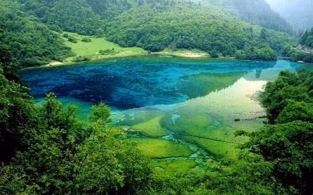 7. Hồ Ngũ Hoa (Trung Quốc) - Rực rỡ sắc màu với màu xanh da trời, xanh đen pha với vàng nhạt. Nằm ở thung lũng Jiuzhaigou (khu bảo tồn tự nhiên ở Tây Nam Trung Quốc nức tiếng với những thác nước và hồ tuyệt đẹp ), hồ Ngũ Hoa là một “tài sản vô giá” của tự nhiên với sắc màu tự nhiên của hồ biến chuyển vô cùng kỳ ảo từ màu xanh biếc của mây trời đến màu xanh đen điểm thêm cả sắc vàng nhạt.