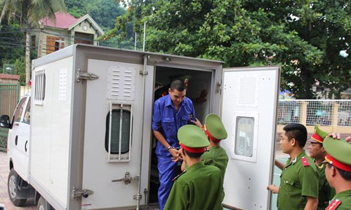 Vi Văn Hai được lực lượng công an áp giải tới khu vực xử án. Ảnh: Tiền Phong