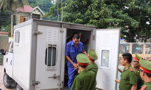 Vi Văn Hai được lực lượng công an áp giải tới khu vực xử án. Ảnh: Tiền Phong