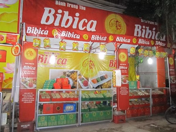 Trái ngược với cảnh tấp nập mua bánh ở đường Thụy Khuê, trên nhiều tuyến đường các ki ốt bán vẫn còn vắng.