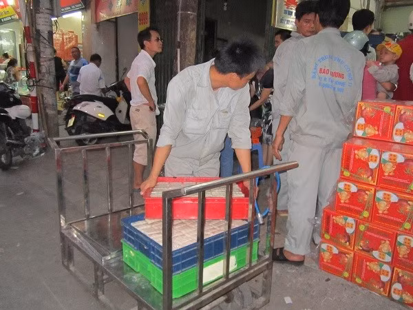 Công nhân đang vận chuyển bánh từ cơ sở 1 (183) sang cơ sở 2 (201) Thụy Khuê.