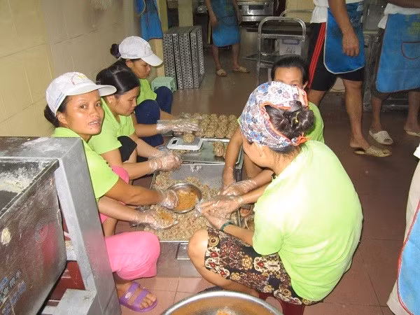 Những cô thợ bánh đang miệt mài làm.