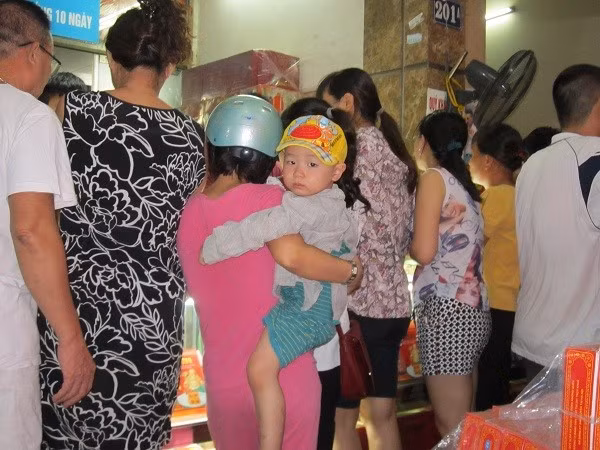 Kiên nhẫn xếp hàng, không ồn ào, hết người này đến người khác vào mua.