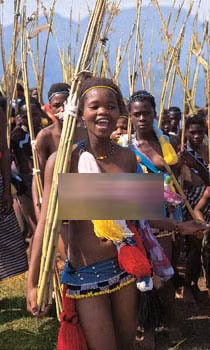 Trong khi đó, người vợ thứ 12 của vua Mswati III bị đuổi khỏi hậu cung xa hoa tráng lệ sau khi bị hành hạ vì bị bắt gặp có quan hệ bất chính với một bộ trưởng đồng thời là bạn thân của nhà vua.