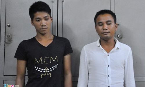 Phạm Văn Quỳnh (ảnh trái) và Phạm Văn Chung (phải) tại cơ quan công an quận Hoàn Kiếm ngày 12/9. Ảnh: Hoàn Nguyễn.