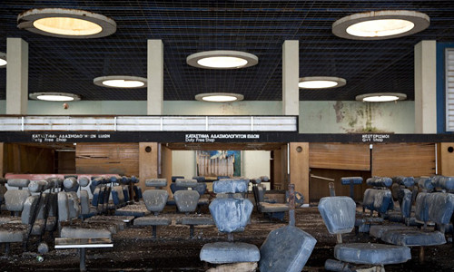 Sân bay quốc tế Nicosia là một trong những sân bay "ma" rùng rợn ở đảo Síp. Nằm gần thủ đô Nicosia của đảo Síp, sân bay quốc tế Nicosia đã dừng các chuyến bay thương mại từ năm 1977 - ba năm sau khi Thổ Nhĩ Kỳ xâm lược đảo Síp để can thiệp một cuộc đảo chính quân sự. Giao tranh lớn xảy ra tại khu vực sân bay. Sau đó, một thỏa thuận ngừng bắn được ký kết nhưng sân bay gần như bị bỏ hoang.