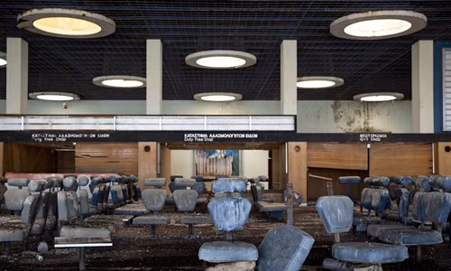 Sân bay quốc tế Nicosia là một trong những sân bay "ma" rùng rợn ở đảo Síp. Nằm gần thủ đô Nicosia của đảo Síp, sân bay quốc tế Nicosia đã dừng các chuyến bay thương mại từ năm 1977 - ba năm sau khi Thổ Nhĩ Kỳ xâm lược đảo Síp để can thiệp một cuộc đảo chính quân sự. Giao tranh lớn xảy ra tại khu vực sân bay. Sau đó, một thỏa thuận ngừng bắn được ký kết nhưng sân bay gần như bị bỏ hoang.