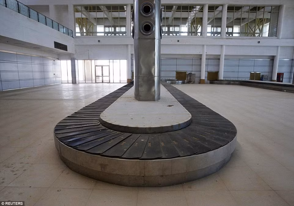 Sân bay Jaisalmer thuộc bang Rajasthan, Ấn Độ, được thiết kế để đón trăm ngàn du khách mỗi năm, Tuy nhiên, trên thực tế sân bay này chưa vận chuyển bất cứ vị khách nào. Được xây dựng gần 3 năm trước với tổng chi phí khoảng 17 triệu USD, hiện sân bay vẫn đóng cửa.