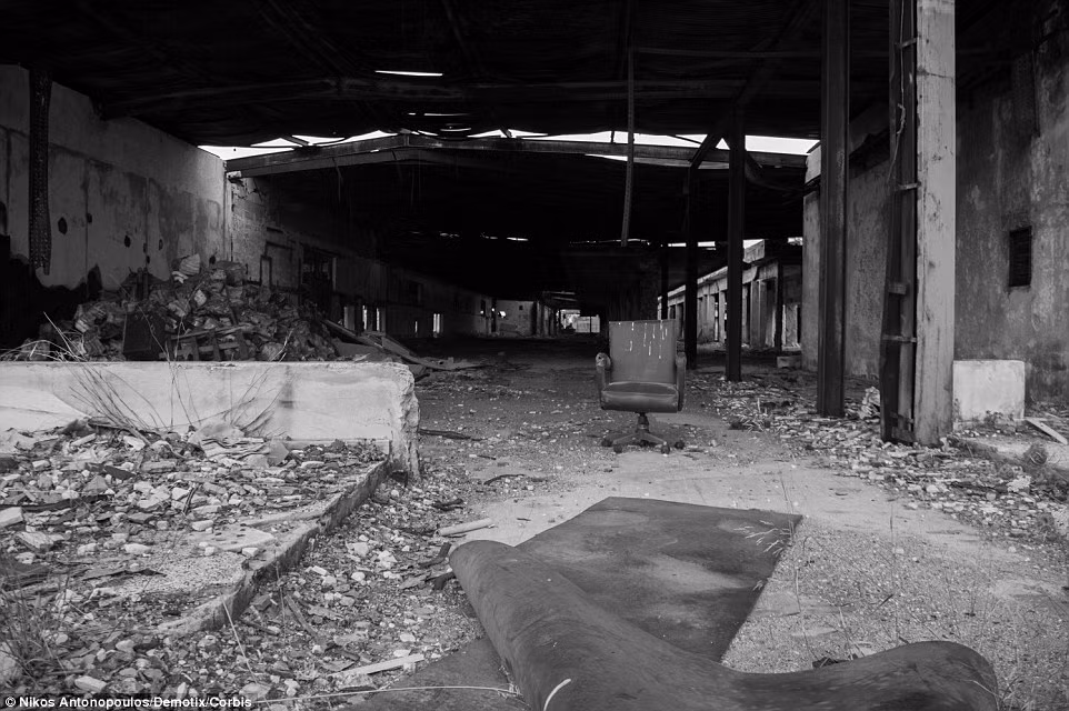 Sân bay quốc tế Ellinikon cũ của Athens nằm tại khu trung tâm thủ đô ở Hy Lạp trong 60 năm trước khi được thay thế bằng sân bay mới. Trong chiến tranh thế giới 2, Đức quốc xã sử dụng sân bay này như căn cứ không quân.