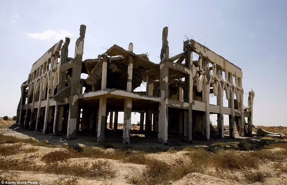 Sân bay Yasser Arafat được xây dựng tại khu vực phía nam thành phố Rafah năm 1998. Đây là công trình do kiến trúc sư người Ma rốc thiết kế, với tổng chi phí lên tới hàng triệu USD. Đích thân nhà lãnh đạo Palestine Yasser Arafat và Tổng thống Mỹ Bill Clinton đã tham gia nghi lễ mở cửa sân bay. Tuy nhiên, sau ba năm hoạt động, sân bay này bị đóng cửa sau khi lực lượng Israel ném bom vào các tháp kiểm soát, trạm radar và đường băng.