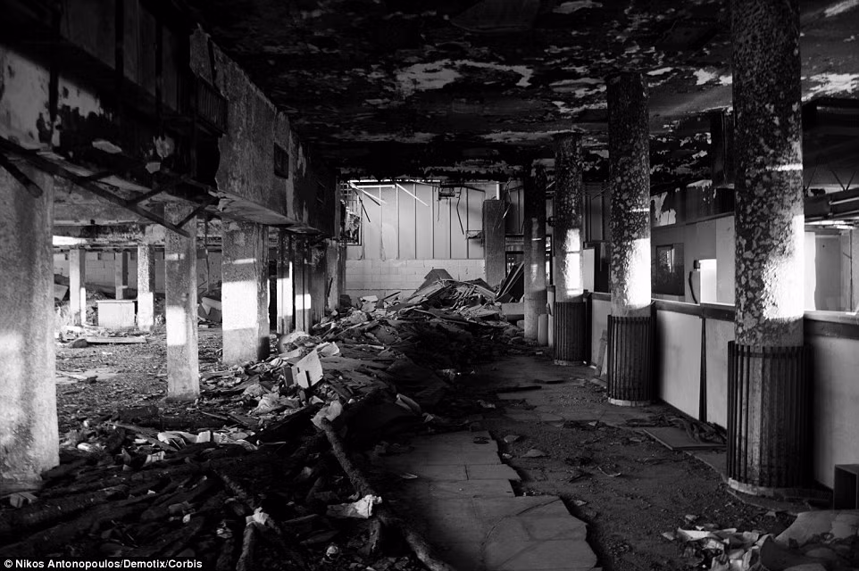 Sân bay Ellinikon đóng cửa vào năm 2001 và sau đó, sân bay quốc tế mới của Athens mở cửa.