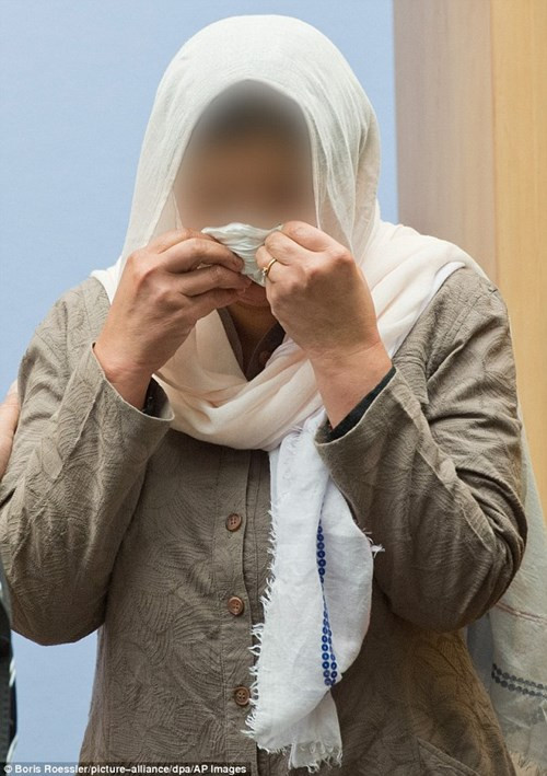 Cha bop co con gai vi trom bao cao su cho trai-Hinh-3