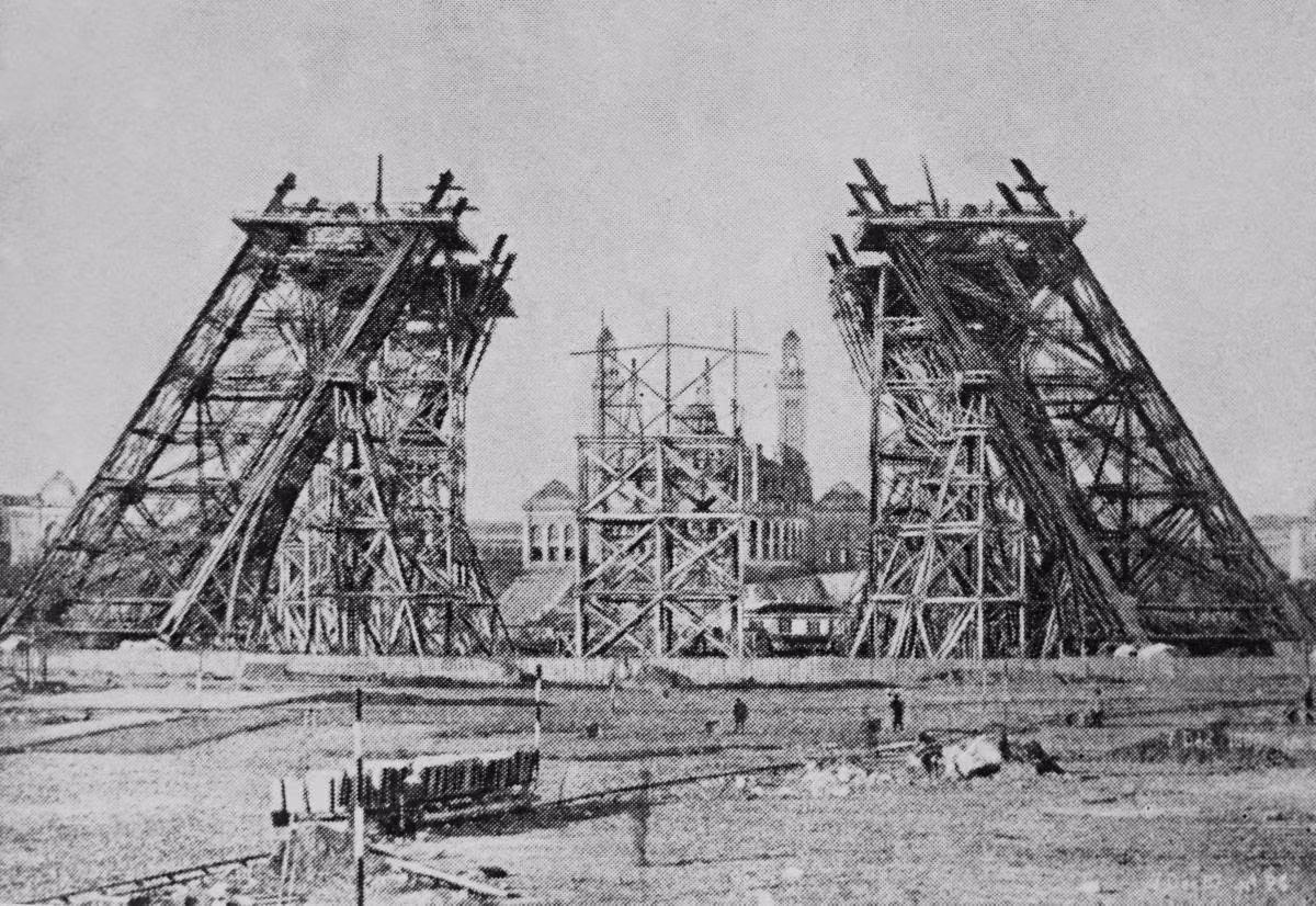 Hình ảnh tháp Eiffel ngày 7/12/1887.