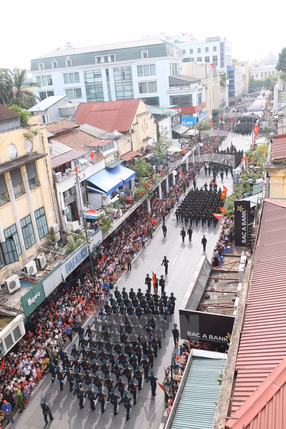 Đoàn diễu binh, diễu hành đoạn qua phố Tràng Tiền.