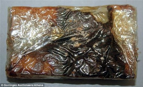 Phiên đấu giá miếng bánh sẽ được mở vào tháng 9, một tuần trước khi Nữ hoàng Elizabeth tổ chức lễ công nhận kỉ lục là người trị vì lâu nhất Vương quốc Anh. Các chuyên gia đánh giá rằng miếng bánh này có thể được bán với giá 500 bảng Anh (khoảng 16,5 triệu đồng)