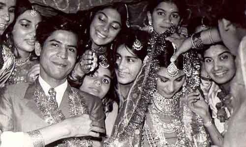 Đôi vợ chồng trẻ rạng rỡ trong ngày cưới bên bạn bè, người thân tại Rawal Pindi năm 1971.