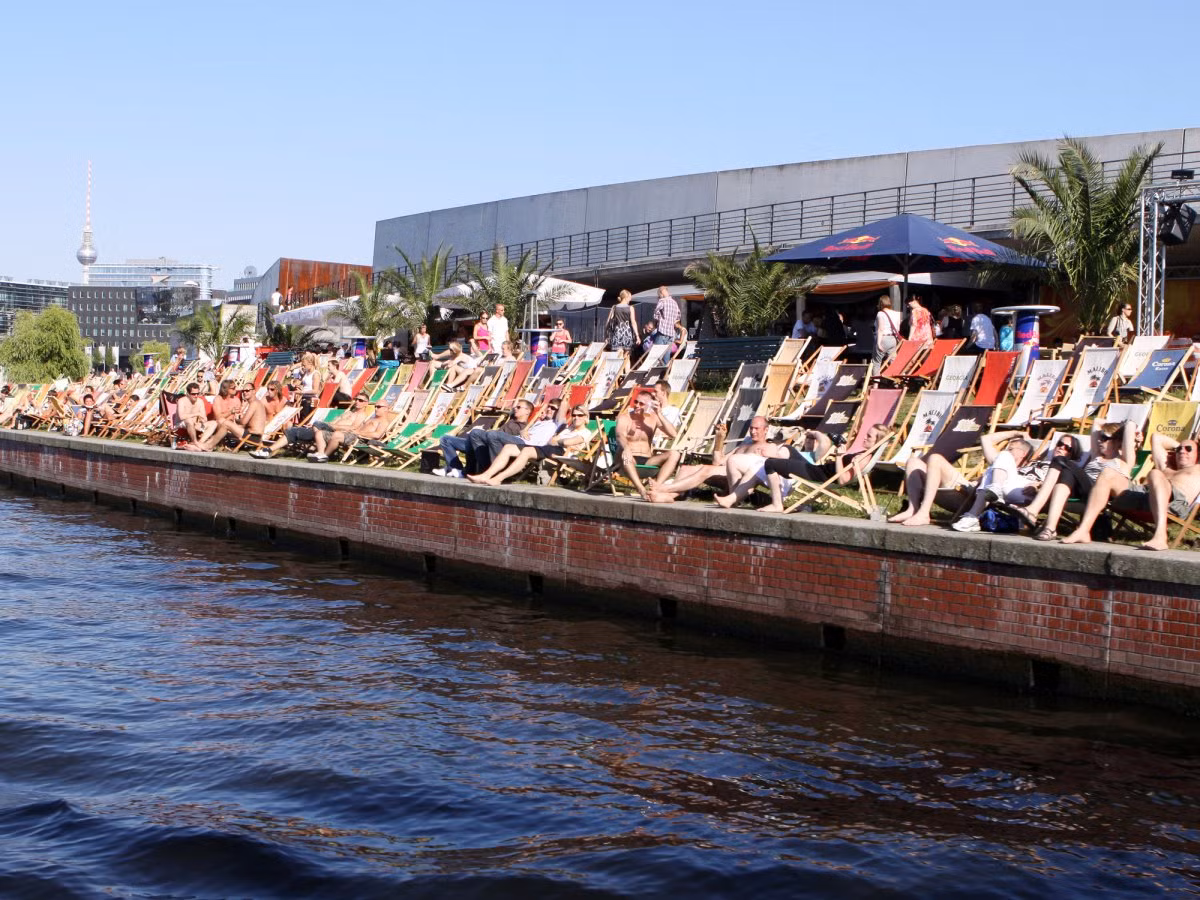 Spree là con sông dài nhất nước Đức. Dọc theo sông Spree ở Berlin - thủ đô Đức là hàng loạt các câu lạc bộ, quán cafe... Khi đến đây, du khách có thể vừa du thuyền vừa tham quan các danh lam thắng cảnh tuyệt đẹp của Berlin hay nằm thư giãn trên ghế những tháng mùa Hè. Đây là một trong số những điều ấn tượng ở Berlin - thủ đô Đức.