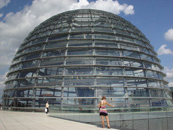 Mái vòm được làm hoàn toàn bằng thép và kính, tòa nhà Quốc hội Đức vừa mang kiến trúc hiện đại vừa hài hòa với kiến trúc Tân Phục hưng tạo thành điểm đến hút khách du lịch đến tham quan.