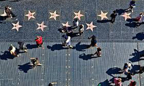 Được lưu danh trên Đại lộ danh vọng Hollywood (California, Mỹ), những người nổi tiếng phải nộp một mức phí tài trợ là 30.000 USD.