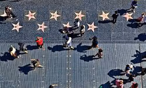 Được lưu danh trên Đại lộ danh vọng Hollywood (California, Mỹ), những người nổi tiếng phải nộp một mức phí tài trợ là 30.000 USD.