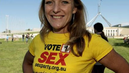 Điều thú vị về Australia tiếp theo là quốc gia này có một đảng có tên khá "độc" đó là đảng Tình dục. Đảng Tình dục (Sex Party) ở Australia đang theo đuổi việc tìm cách hợp pháp hóa cần sa, hợp pháp hóa “cái chết nhẹ nhàng” cho những người mắc bệnh nan y, bãi bỏ luật chống khiêu dâm, phá thai, thu thuế nhà thờ...
