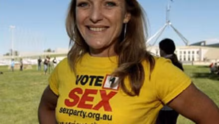 Điều thú vị về Australia tiếp theo là quốc gia này có một đảng có tên khá "độc" đó là đảng Tình dục. Đảng Tình dục (Sex Party) ở Australia đang theo đuổi việc tìm cách hợp pháp hóa cần sa, hợp pháp hóa “cái chết nhẹ nhàng” cho những người mắc bệnh nan y, bãi bỏ luật chống khiêu dâm, phá thai, thu thuế nhà thờ...