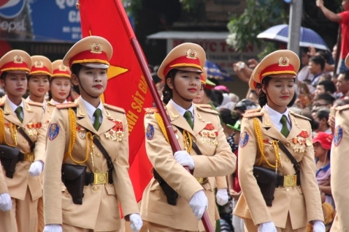 Nu chien sy xinh dep trong le dieu binh gay sot mang-Hinh-3