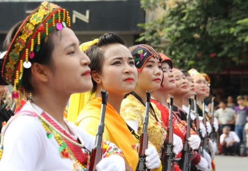 Nu chien sy xinh dep trong le dieu binh gay sot mang-Hinh-4