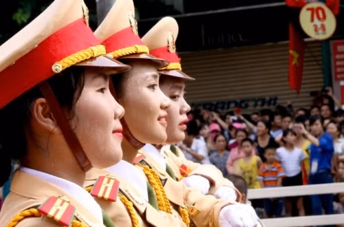 Nu chien sy xinh dep trong le dieu binh gay sot mang-Hinh-5